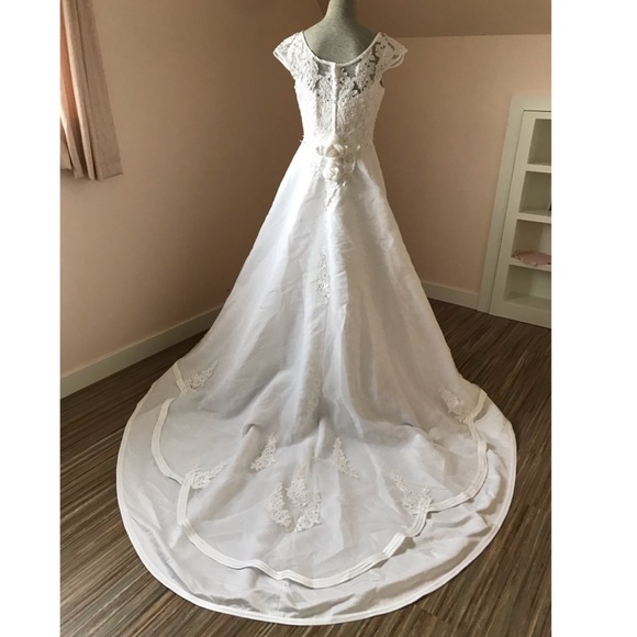 NEW Bridal Dress Cap Sleeve Embellished Satin Bodice Wedding Gown Scallop Train - Picture 2 of 13